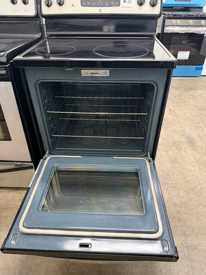 GE CleanDesign  JB640MPBS
30 Inch Electric Range with 4 Radiant Elements, 5.3 cu. ft. Self-Clean Oven, Dual Element Bake, Sabbath Mode, Storage Drawer and QuickSet III Controls: CleanSteel