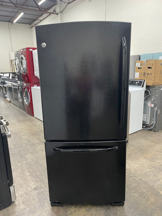 GE  GDSC0KCXBB
20.2 cu. ft. Bottom-Freezer Refrigerator with 4 Glass Shelves, Gallon Door Storage, Snack Drawer and Illuminated Upfront Temperature Controls: Black